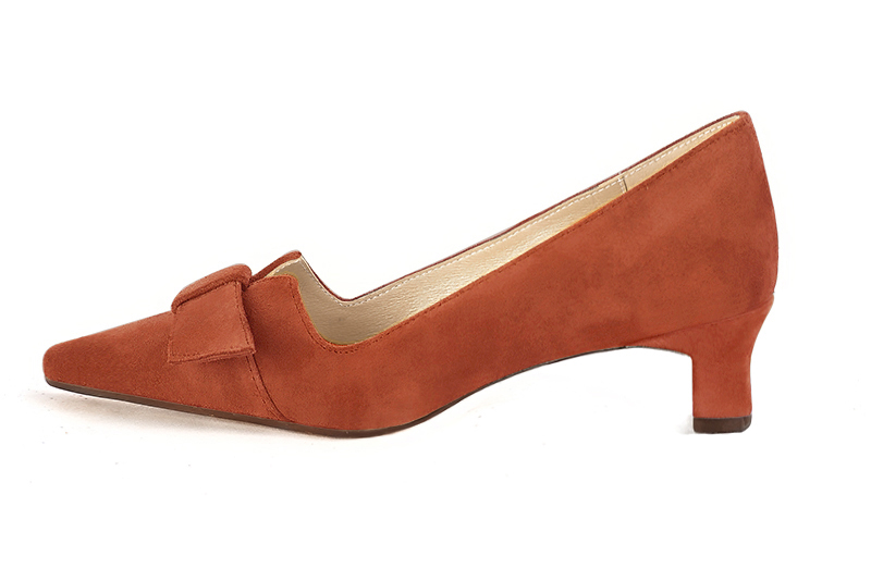 Terracotta orange women's dress pumps, with a knot on the front. Tapered toe. Low kitten heels. Profile view - Florence KOOIJMAN